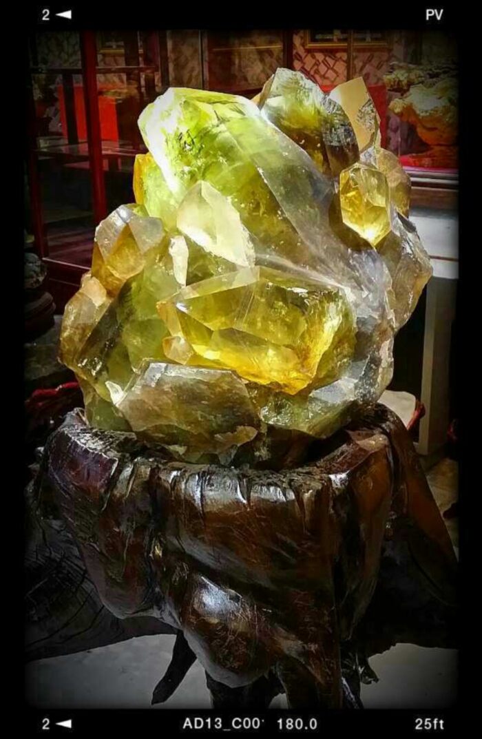 全世界最大的多晶体黄晶矿标本